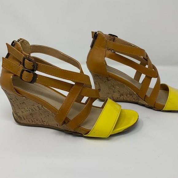 KENNETH COLE Reaction Yellow Wedges - Picture 6 of 13